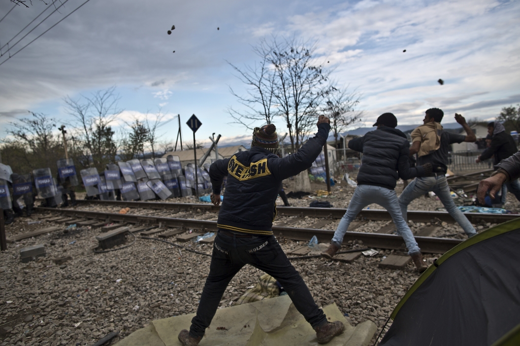 Macedonian Army Starts Building Fence on Greek Border