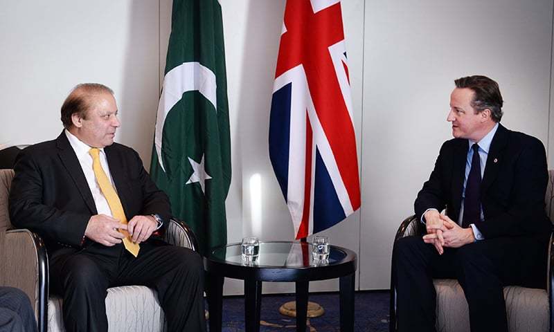 British Prime Minister David Cameron speaks with his Pakistani counterpart Muhammad Nawaz Sharif during their meeting at the Commonwealth Heads of Government Meeting in Valletta Malta