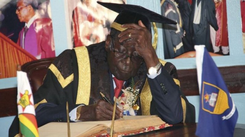 Mr Mugabe reverted to wearing a previous cap also thought to be too small for the October ceremony