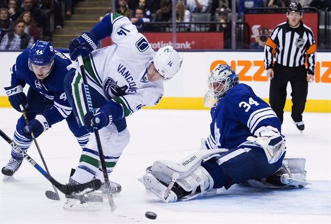 National Hockey League roundup Second-period flurry lifts Blackhawks