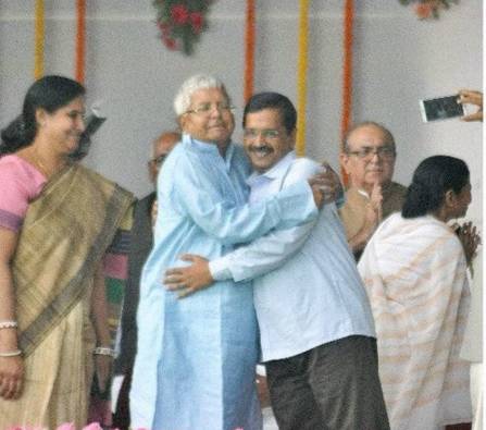 Kejriwal gets flak for hugging Lalu at Nitish's swearing-in