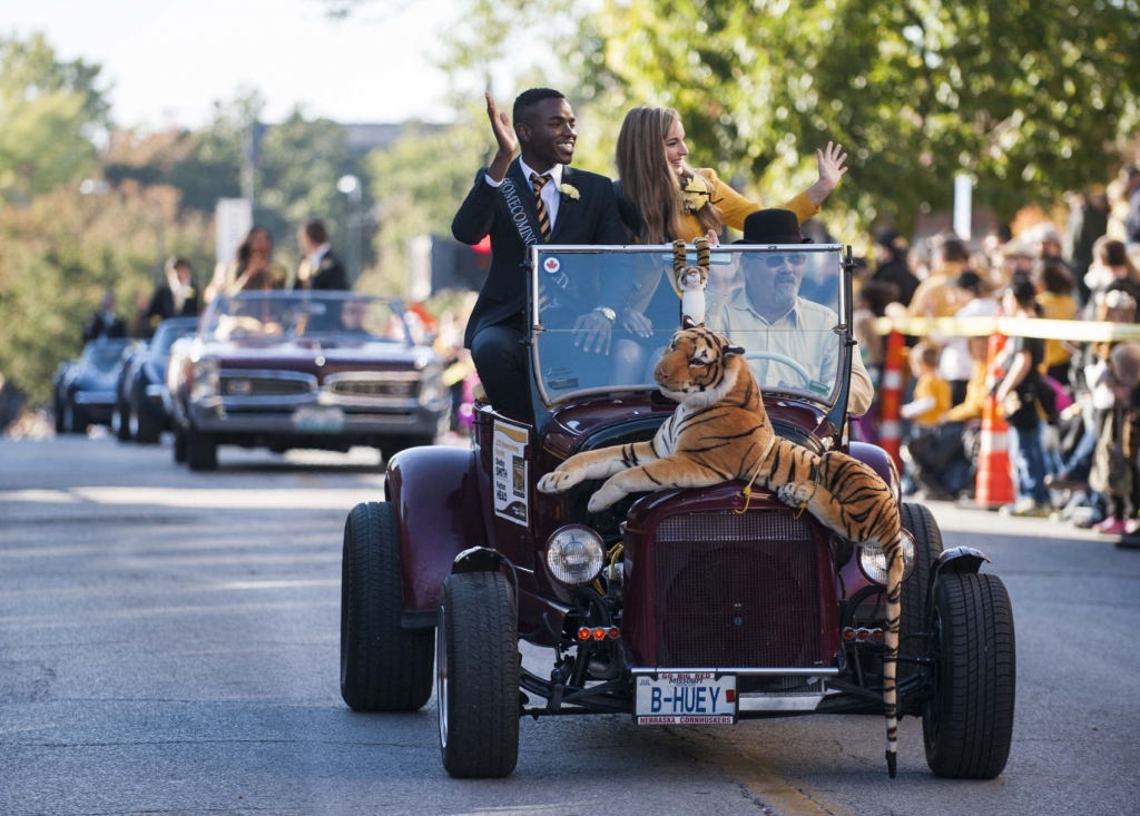 101015 044 A mu homecoming parade