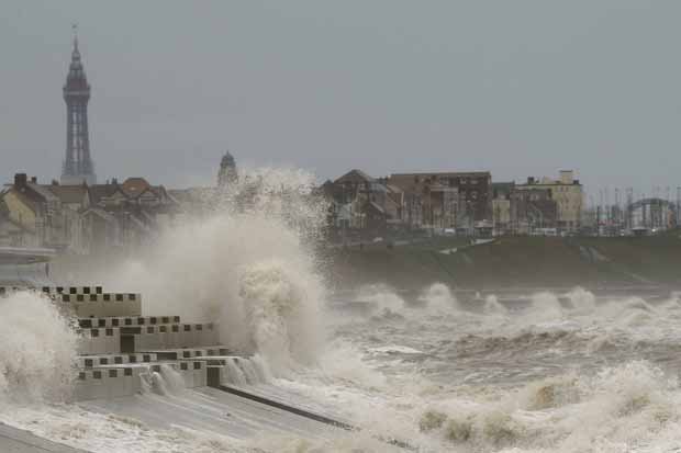 PA    
     GUSTS Waves crash against the sea wall in Blackpoo