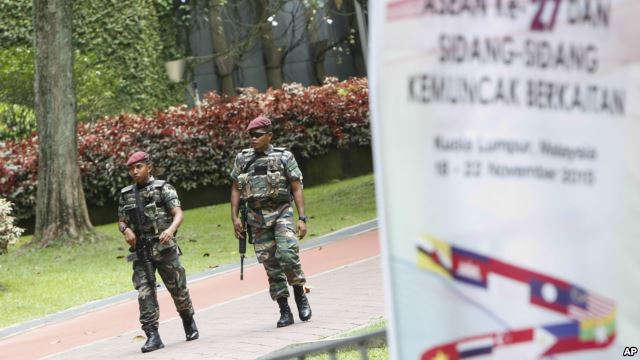 Obama lands in Malaysia on last leg of Asia trip; will visit refugee center in 