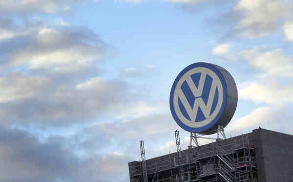 Embattled German carmaker Volkswagen has submitted a recall plan for 480,000 cars in the US