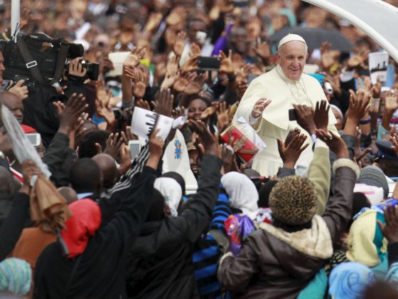 Crowds brave rain to greet Pope Francis in Kenya