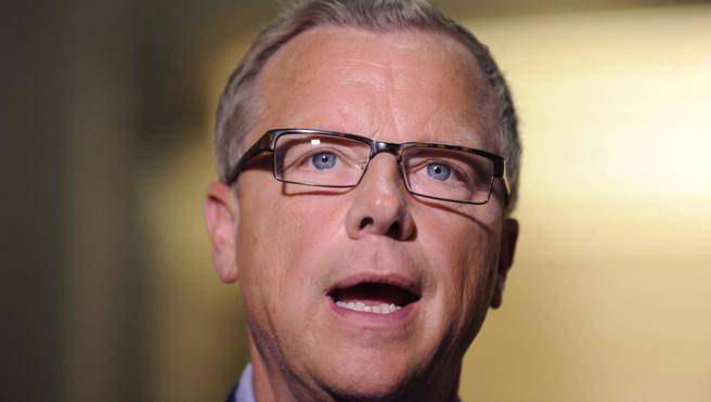 Saskatchewan Premier Brad Wall wants the federal government to suspend its plan to bring in 25,000 Syrian refugees by the end of the year