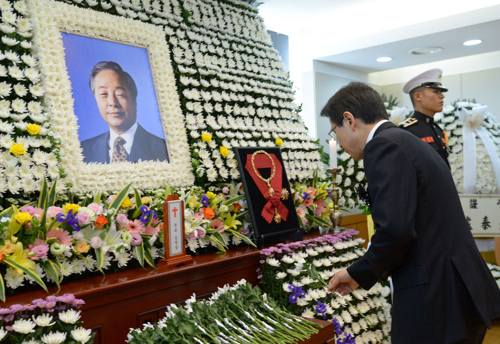 Prime Minister Hwang Kyo-ahn lays a wreath at an altar for former President Kim Young-sam in Jongno Seoul on Sunday