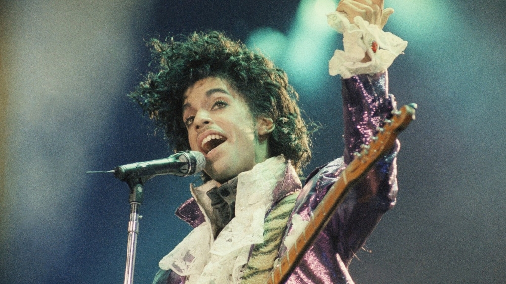 Prince plans to swap his guitar for a piano on UK tour