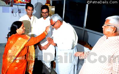 Rabri Devi putting'tilak on Nitish Kumar's forehead on Monday