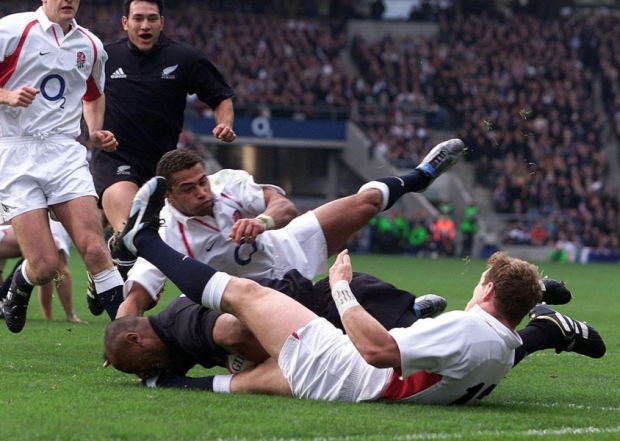 Former Warrior Jason Robinson can't stop Jonah Lomu in 2002