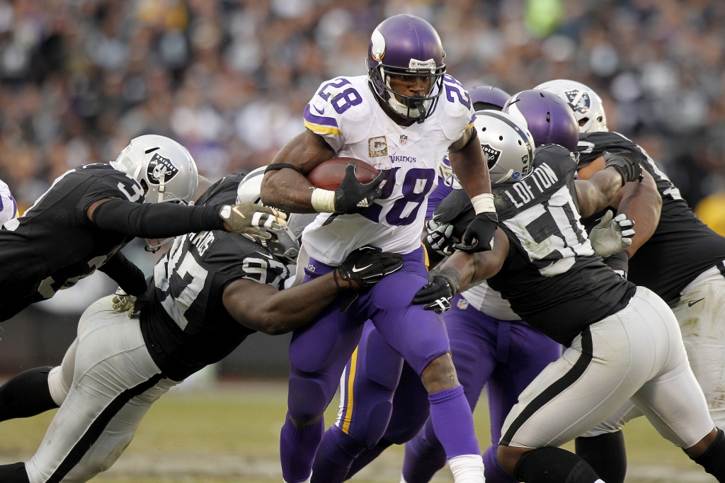 Peterson helps Vikings run past Raiders 30-14