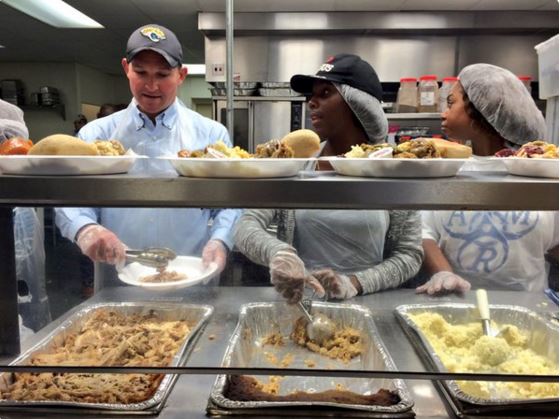 Mayor Curry helps out at City Rescue Mission Thanksgiving dinner