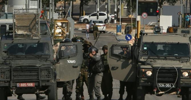 Israeli security forces prevent Palestinians from approaching the Jalama border crossing between Israel and the occupied West Bank on Novembre 2 2015