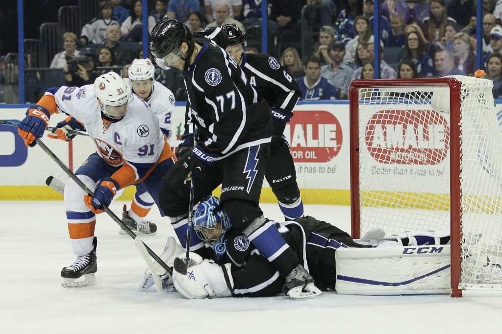 Tavares powers Islanders past Lightning