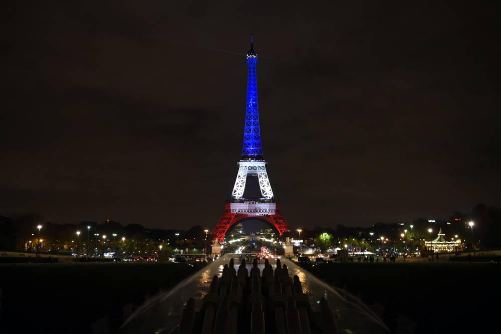 Eiffel Tower reopens lit up with colours of French flag in tribute to victims of Paris attacks