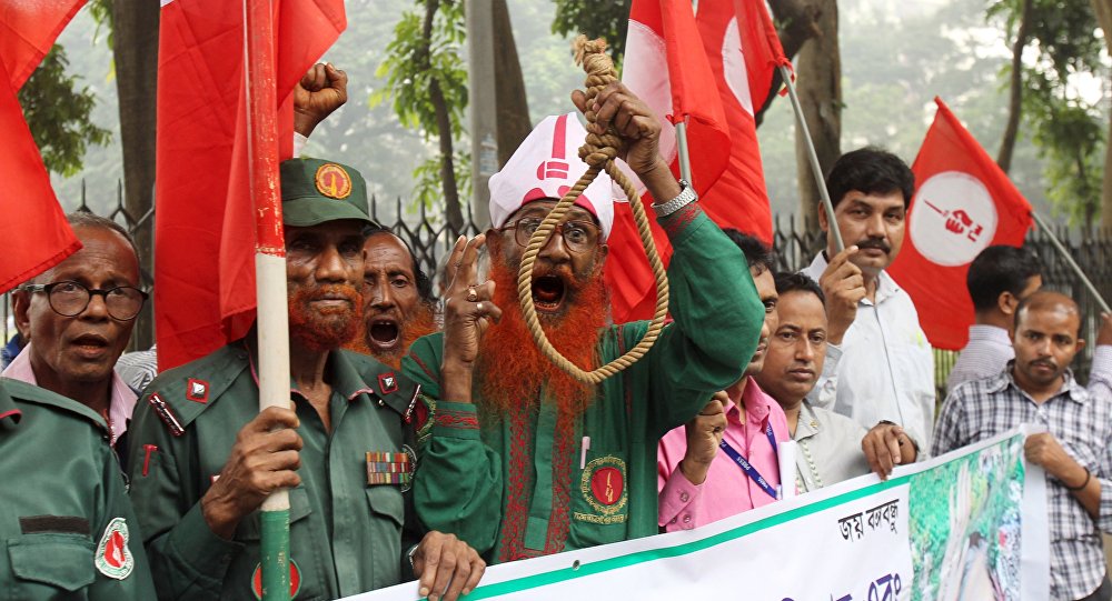 Protesters some of whom participated in the 1971 war of independence rally outside the Supreme Court in Dhaka during the court's verdict on appeals by two opposition leaders