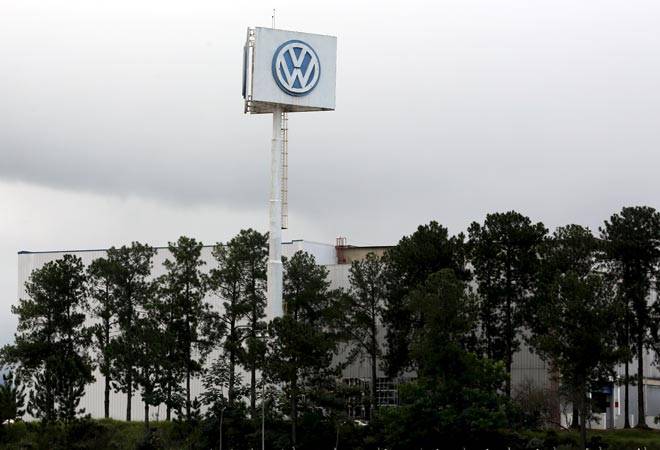 VW cuts 2016 capital spending plan as cheating scandal widens