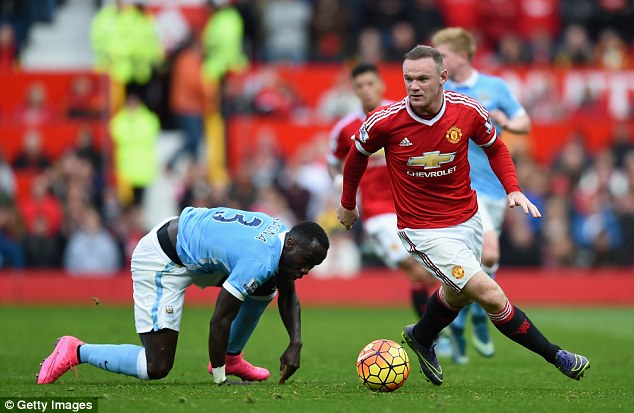 Wayne Rooney will have to adapt to a midfield role to prolong his career according to Xavi