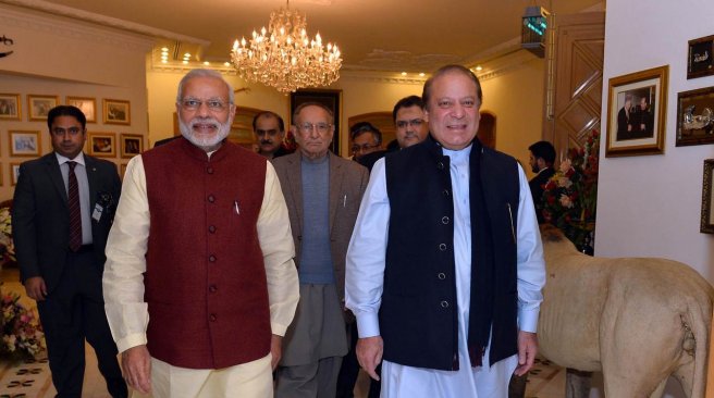 Indian Prime Minister Narendra Modi and Pakistan Prime Minister Nawaz Sharif walk on meeting in Lahore