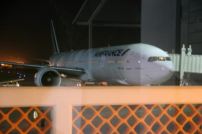 Air France passengers arrive in Paris after Kenya bomb scare