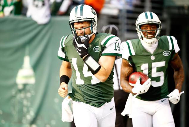 Ryan Fitzpatrick's quick awareness lets him hit an uncovered Brandon Marshall at the line of scrimmage for a 69-yard touchdown