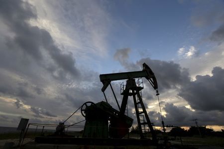 UK-GLOBAL-OIL:Oil down more than 1 percent on fresh supply build dollar spike