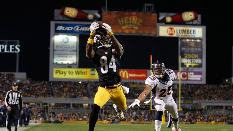 Antonio Brown #84 of the Pittsburgh Steelers catches a third-quarter touchdown pass against the Denver Broncos