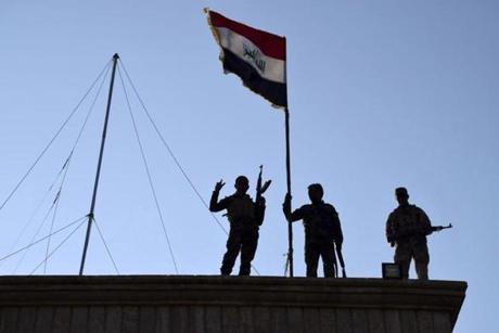 Iraqi soldiers planted their national flag Monday atop a government building in Ramadi as security forces advanced their position