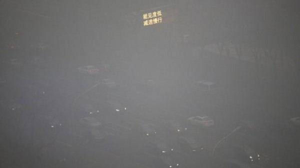 Beijing residents told to stay inside as smog levels soar