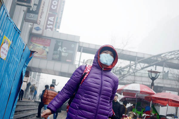 Beijing residents told to stay inside as smog levels soar