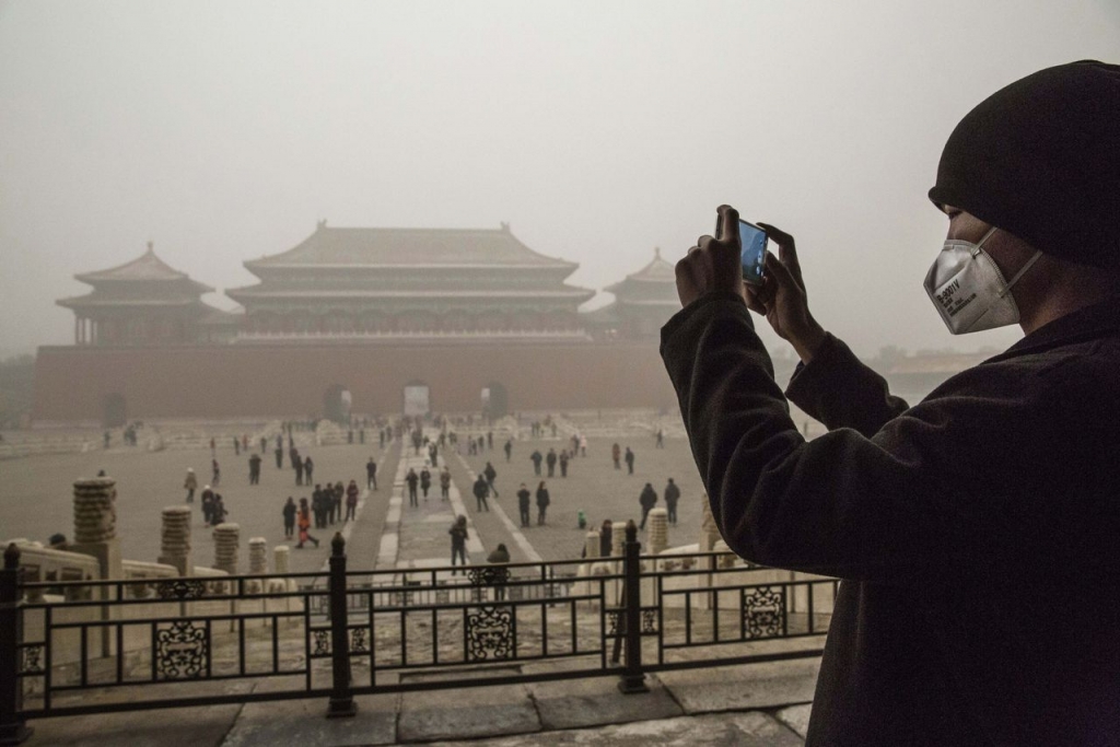 China Pollution: Beijing Issues Its First Ever 'Red Alert' As Thick Smog