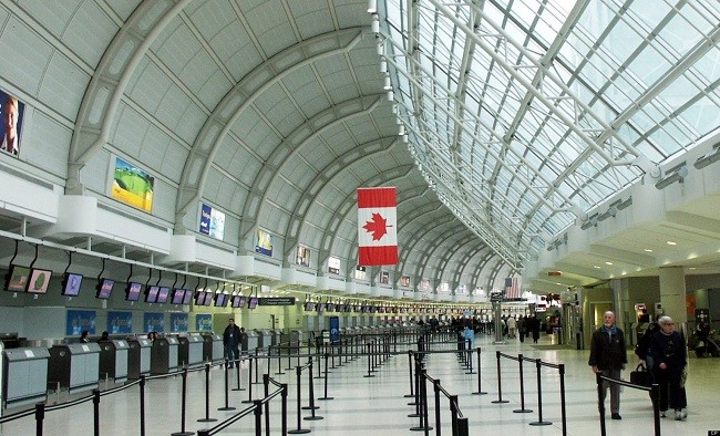 Warm greetings for refugees at Canada airports