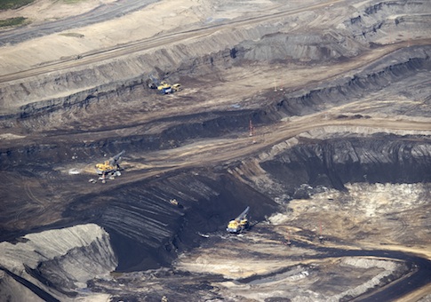 Canada's Energy-Rich Alberta to Cap Oil Sands Emissions