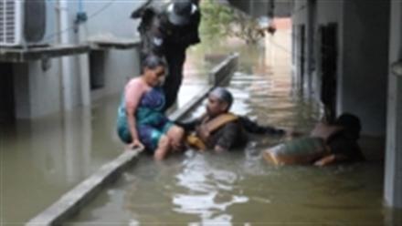 Indian army battles deadly flooding to rescue survivors