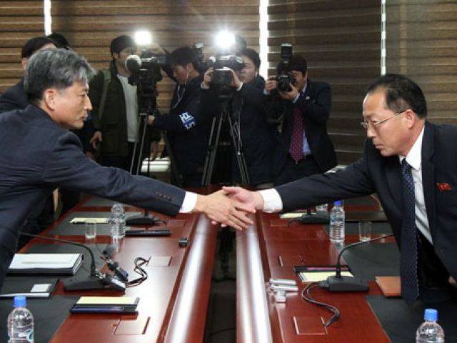 South Korean Vice Unification Minister Hwang Boo Gi, Seoul's chief delegate for high-level talks with North Korea shakes hands with his North Korean counterpart Jon Jong Su during their meeting at the Kaesong joint industrial zone on the Nor