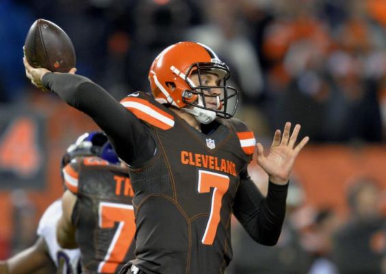 Cleveland Browns quarterback Austin Davis passes