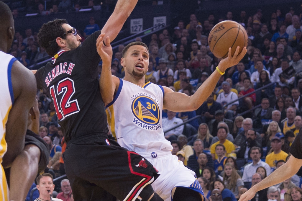 Oakland CA USA Golden State Warriors guard Stephen Curry shoots a layup against Chicago Bulls guard Kirk Hinrich during the first quarter at Oracle Arena. Mandatory Credit Kyle Terada-USA TODAY Sports