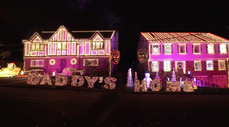 Will Ferrell & Mark Wahlberg Dueling Christmas Lights