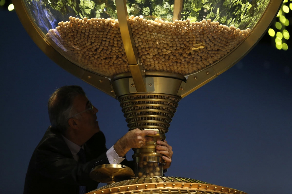 Spaniards queue to buy ticket for world's richest lottery, El Gordo