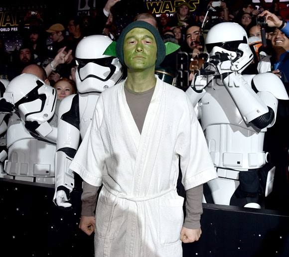 Joseph Gordon-Levitt Dressed Up As Yoda For Star Wars: The Force Awakens Premiere