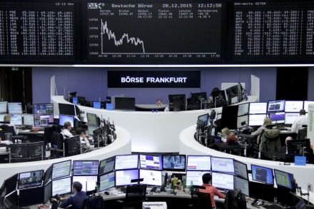 European shares fall in thin trading, energy shares weigh