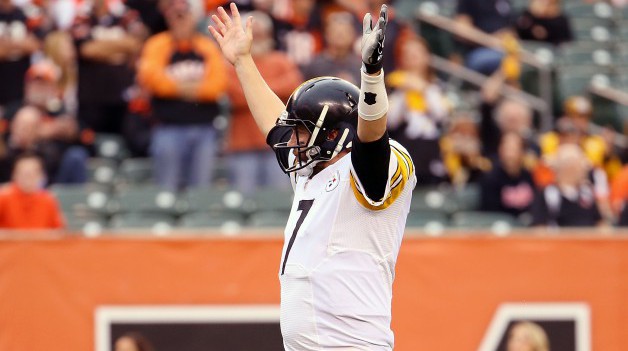 CINCINNATI OH- DECEMBER 13 Ben Roethlisberger #7 of the Pittsburgh Steelers celebrates after De Angelo Williams #34 of the Pittsburgh Steelers scores a touchdown during the fourth quarter of the game against the Cincinnati Bengals at Paul Brown Stadium