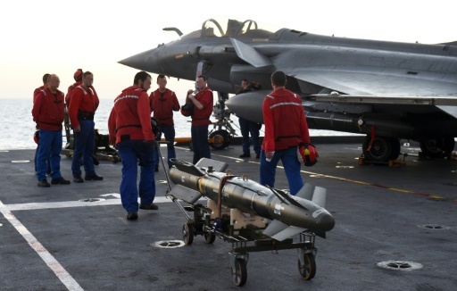 France s Hollande visiting aircraft carrier off Syria