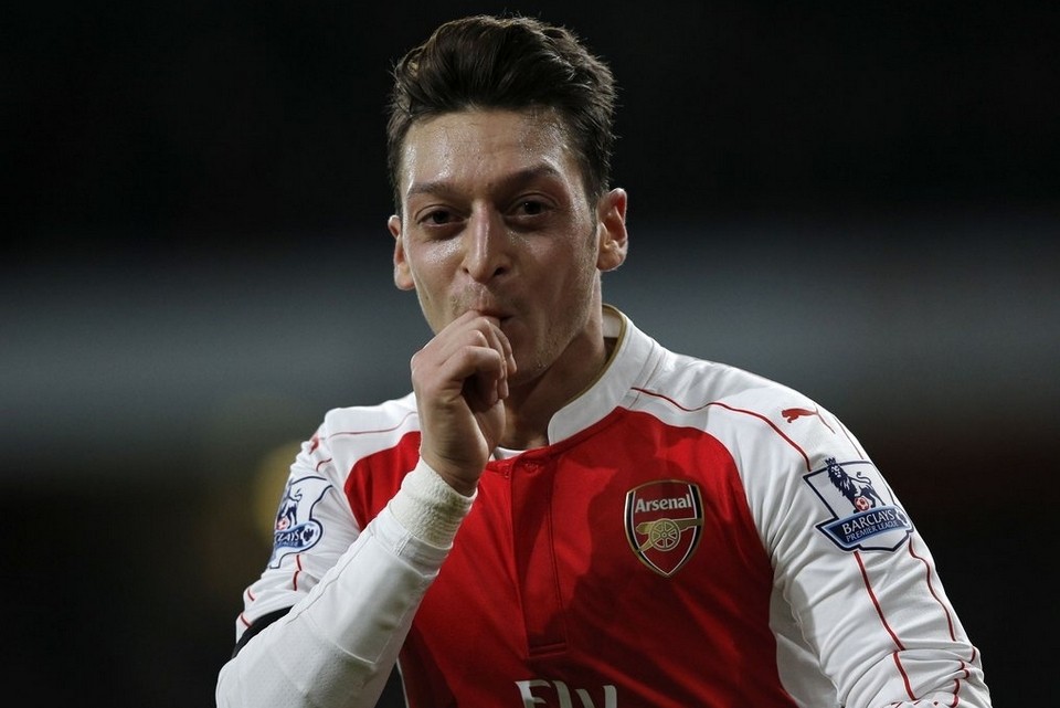 Mesut Ozil flashes familiar artistry and Arsenal go top –