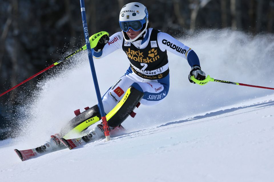 Shiffrin jumps to big lead after 1st run of slalom