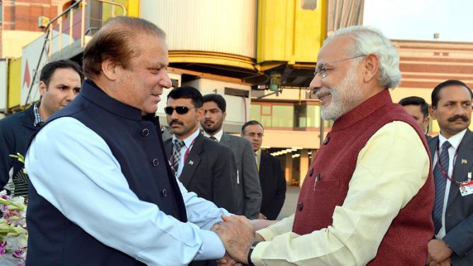 In surprise visit, Indian PM Modi briefly stops in Pakistan - 12/25/2015 7:24