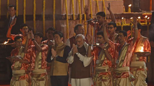 Japans Prime Minister Shinzo Abe and his Indian counterpart Narendra Modi perform a religious ritual during evening prayers on the banks of the river Ganges in Varanasi India on Dec. 12 2015. /Reuters