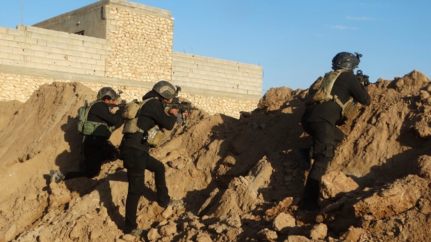 Iraqi security forces take position near Ramadi