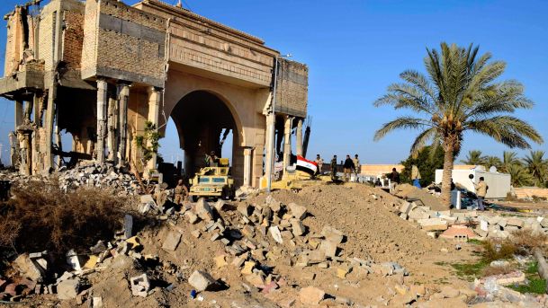 Iraqi soldiers stand guard at the Iraqi army headquarters in northern Ramadi